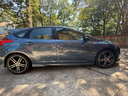 Used 2018 Ford Focus ST w/ Equipment Group 401A FWD image 4