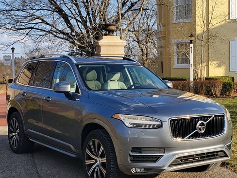 Used 2017 Volvo XC90 T5 Momentum w/ Vision Package image 4
