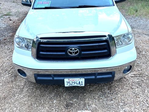 Used 2012 Toyota Tundra 4x4 CrewMax w/ Tow Pkg image 4