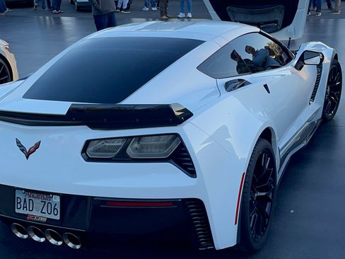 Used 2015 Chevrolet Corvette Z06 w/ 3LZ Preferred Equipment Group image 10