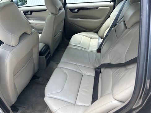 Used 2004 Volvo V70 2.5T FWD image 10