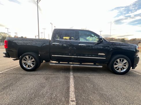 Used 2018 Chevrolet Silverado 1500 High Country image 2