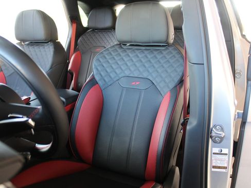 Used 2023 Bentley Bentayga AWD/4WD image 26