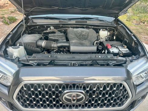 Used 2019 Toyota Tacoma TRD Off-Road w/ Technology Package AWD/4WD image 8