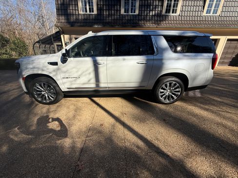 Used 2024 GMC Yukon XL Denali w/ Advanced Technology Package image 4