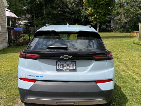 Used 2023 Chevrolet Bolt EUV LT w/ Convenience Package image 6