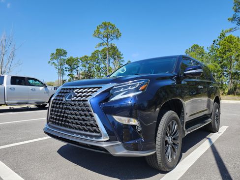 Used 2023 Lexus GX 460 Premium w/ Accessory Package image 4
