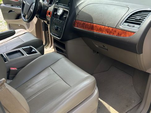 Used 2014 Chrysler Town & Country Touring FWD image 5