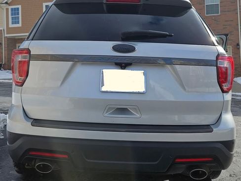 Used 2019 Ford Explorer XLT w/ Equipment Group 202A image 6