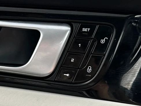 Used 2018 Porsche Panamera image 24