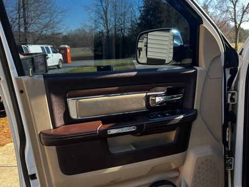 Used 2014 RAM 2500 Laramie w/ Convenience Group image 9