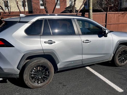 Used 2019 Toyota RAV4 LE image 2