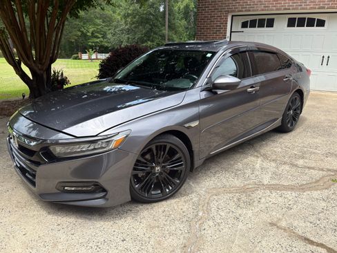Used 2018 Honda Accord Touring image 1