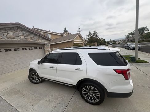 Used 2017 Ford Explorer Platinum AWD/4WD image 4
