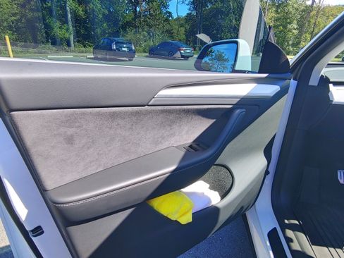 Used 2025 Tesla Model Y Performance image 10