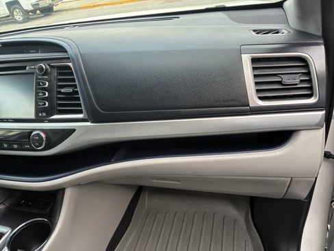 Used 2019 Toyota Highlander XLE image 21