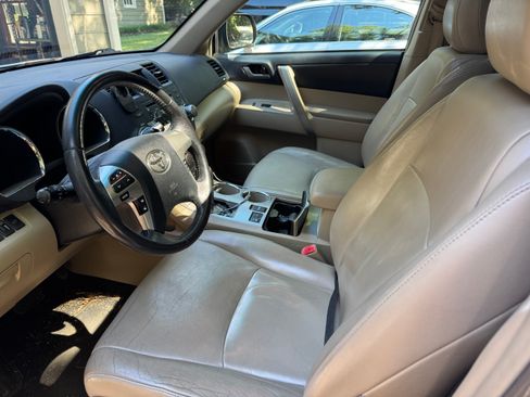 Used 2012 Toyota Highlander SE w/ Tow Pkg AWD/4WD image 11