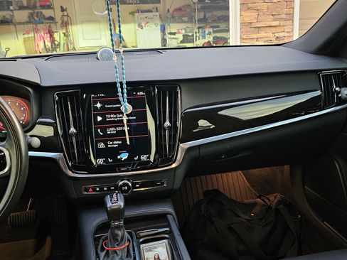 Used 2018 Volvo S90 T6 Momentum w/ Convenience Package image 8