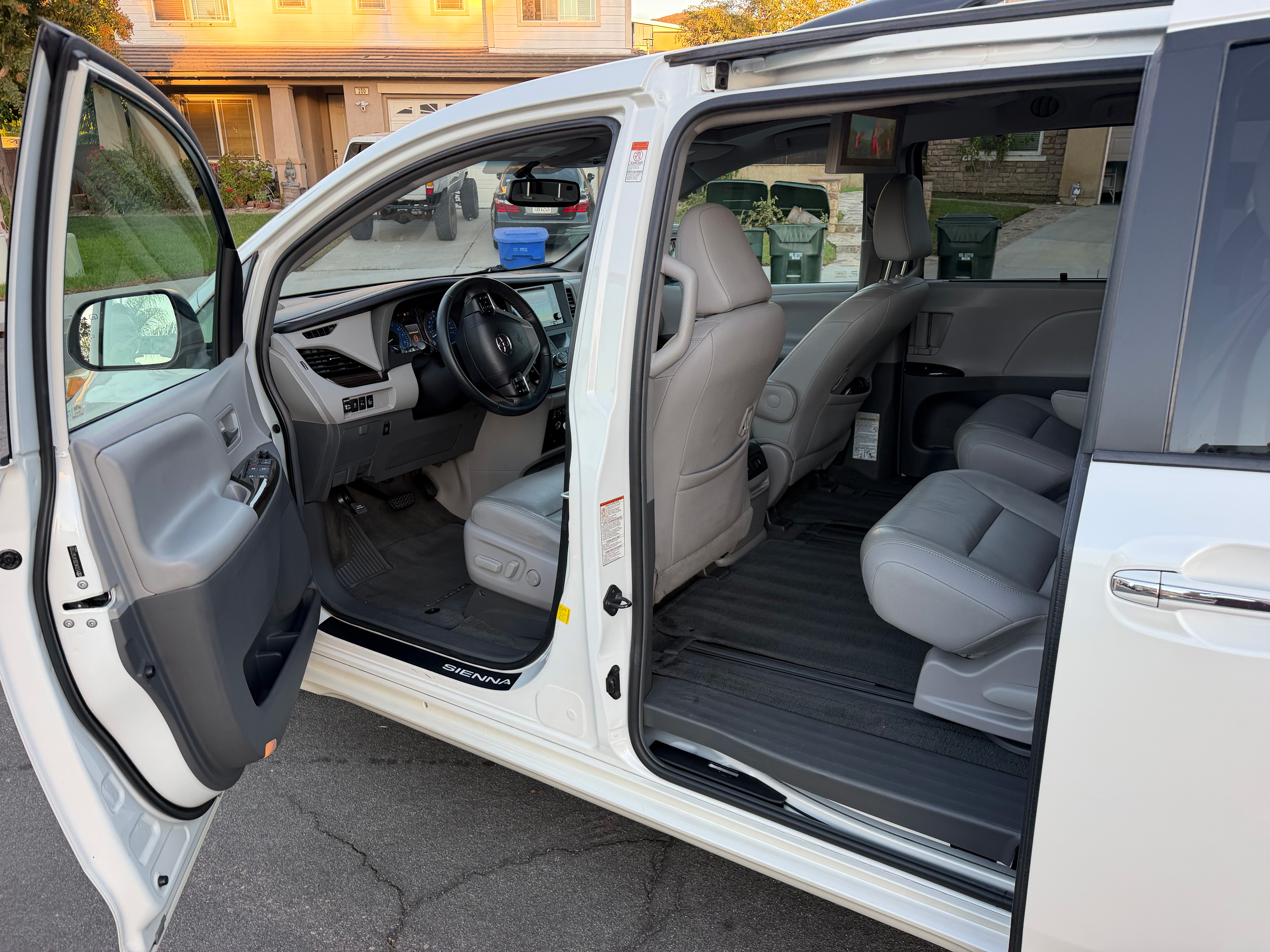 Used 2015 Toyota Sienna XLE Premium FWD image 8