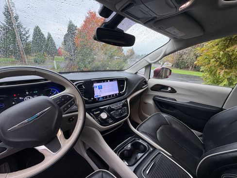 Used 2021 Chrysler Pacifica Limited w/ Premium & Safety Sphere Group image 6