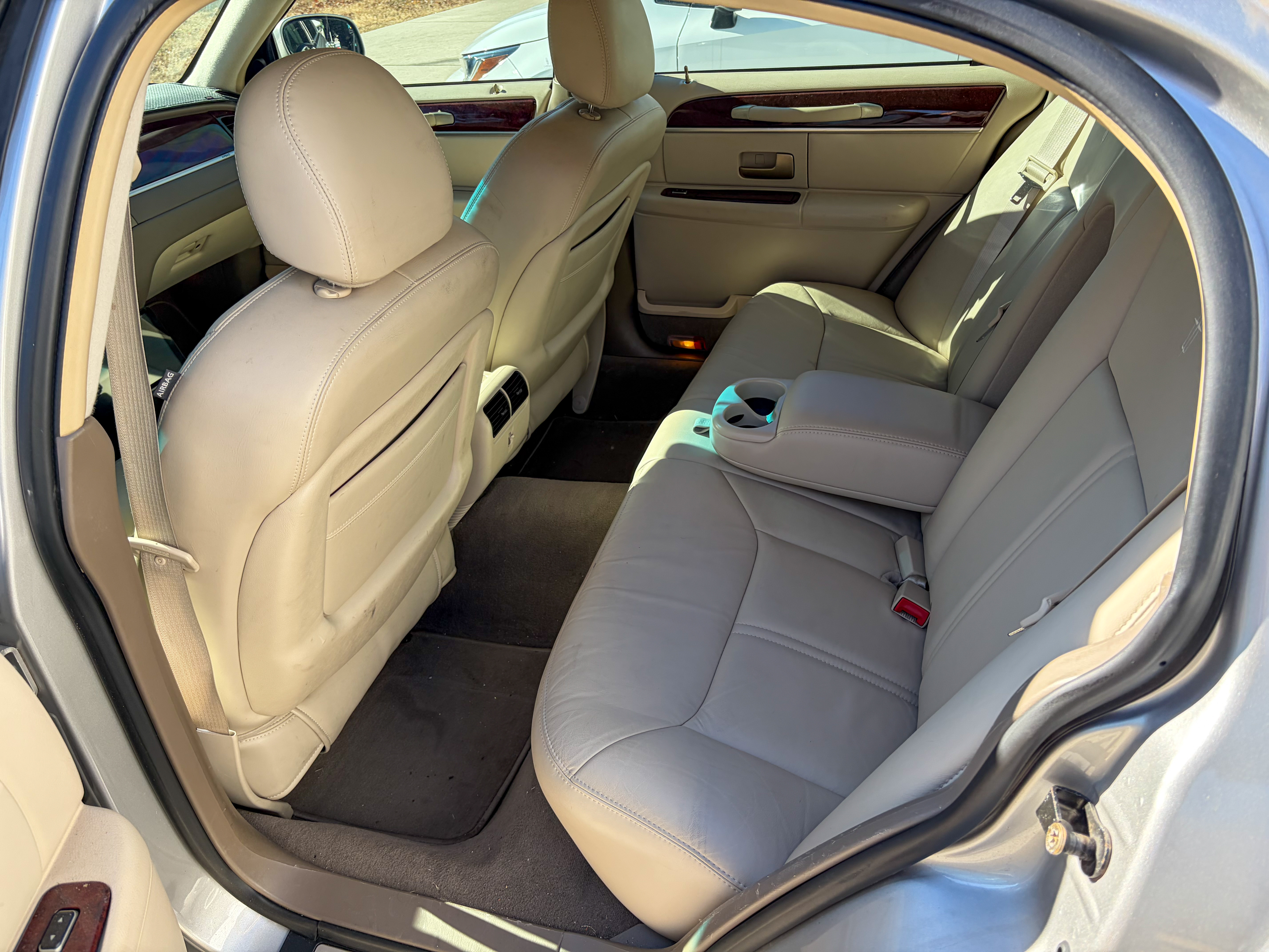 Used 2005 Lincoln Town Car Signature Limited RWD image 27