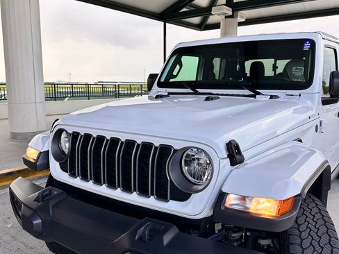 Used 2025 Jeep Gladiator Sport AWD/4WD image 2