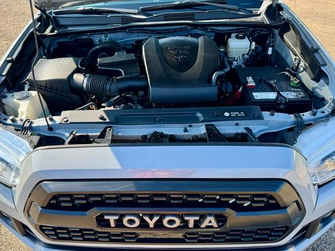 Used 2018 Toyota Tacoma TRD Off-Road w/ Technology Package AWD/4WD image 12