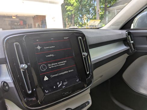 Used 2020 Volvo XC40 T5 Momentum w/ Protection Package Premier image 4