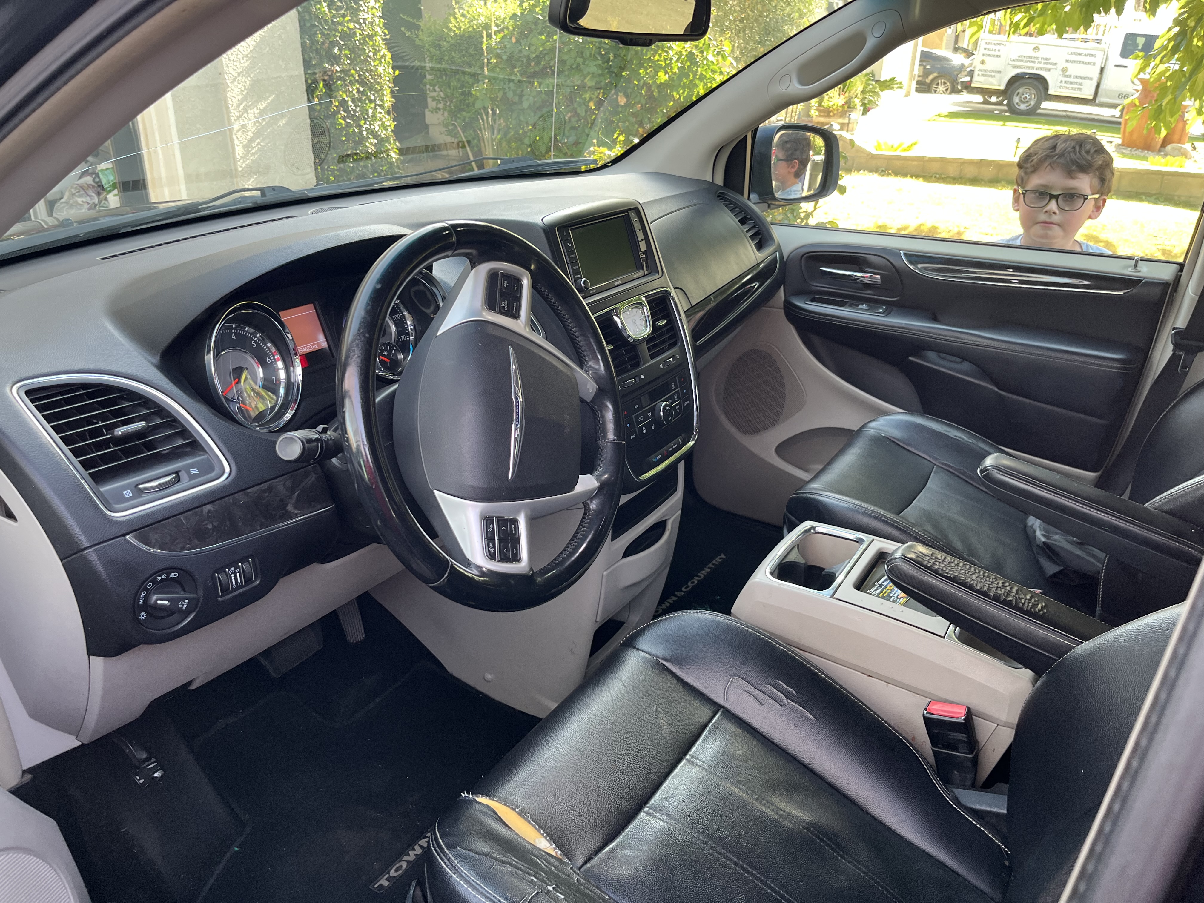 Used 2014 Chrysler Town & Country Touring FWD image 6