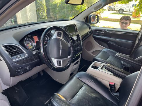 Used 2014 Chrysler Town & Country Touring FWD image 6