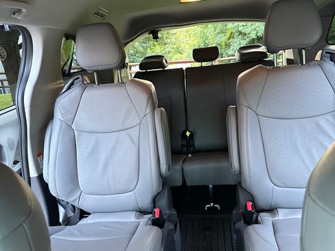 Used 2023 Toyota Sienna Limited AWD/4WD image 12