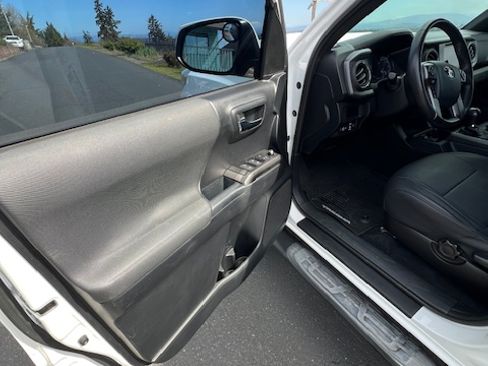 Used 2018 Toyota Tacoma TRD Sport image 15