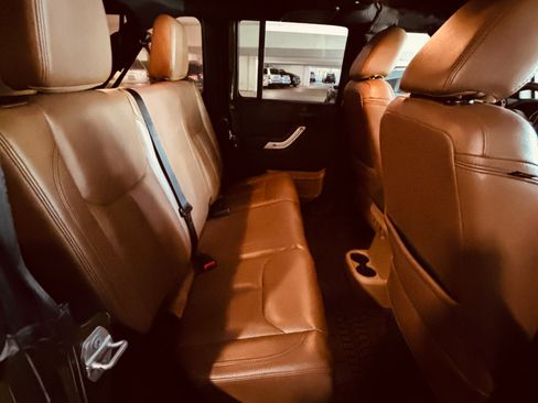 Used 2015 Jeep Wrangler Unlimited Sahara w/ Connectivity Group image 17