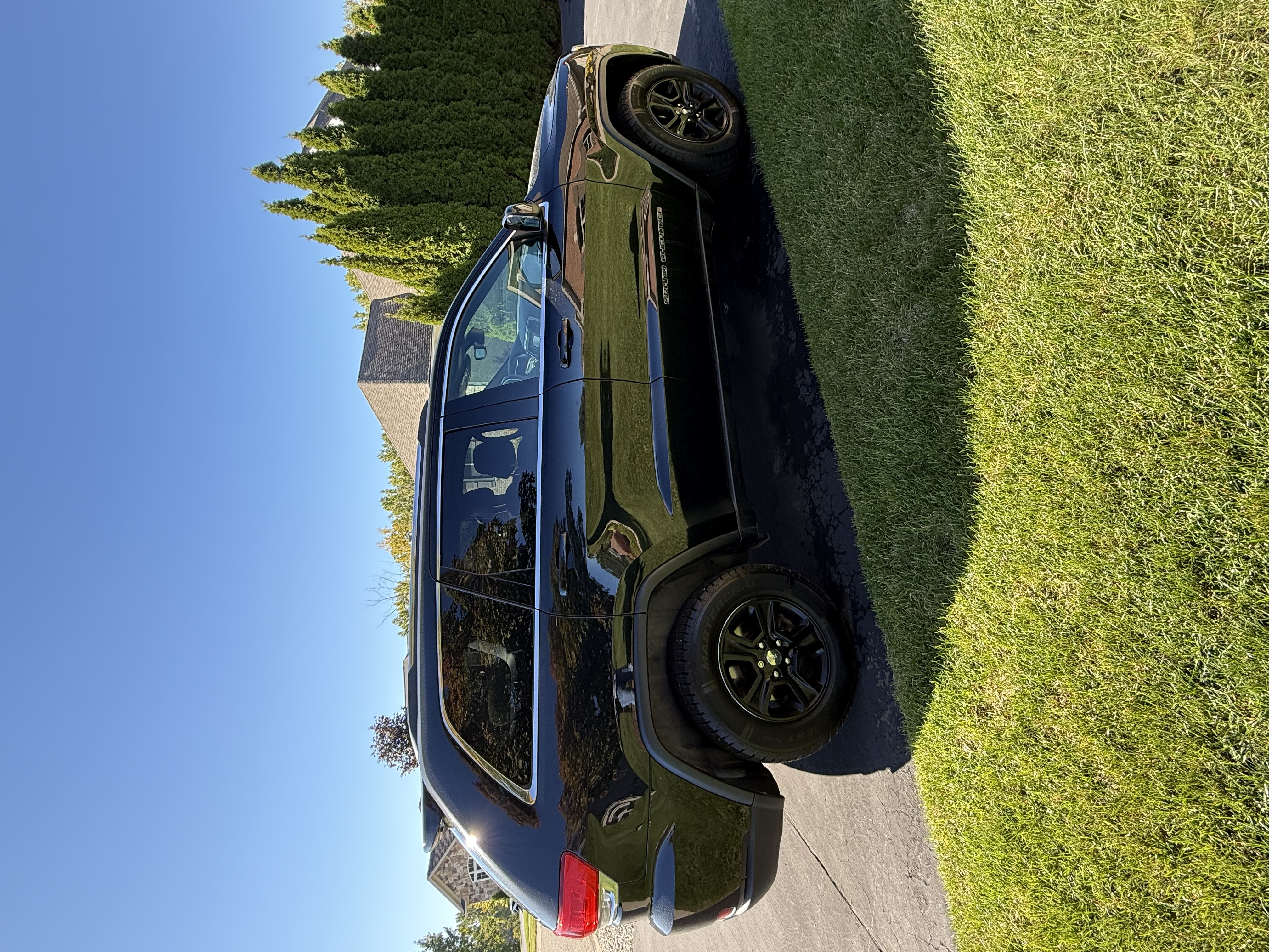 Used 2017 Jeep Grand Cherokee Laredo w/ Quick Order Package 23E AWD/4WD image 2