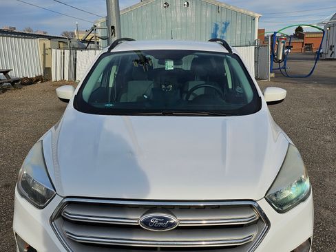 Used 2018 Ford Escape SE image 1