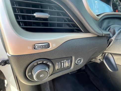 Used 2018 Jeep Cherokee Limited FWD image 15