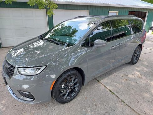 Used 2021 Chrysler Pacifica Touring w/ S Appearance Package image 5
