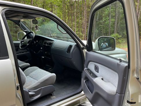 Used 2000 Toyota 4Runner SR5 RWD image 9