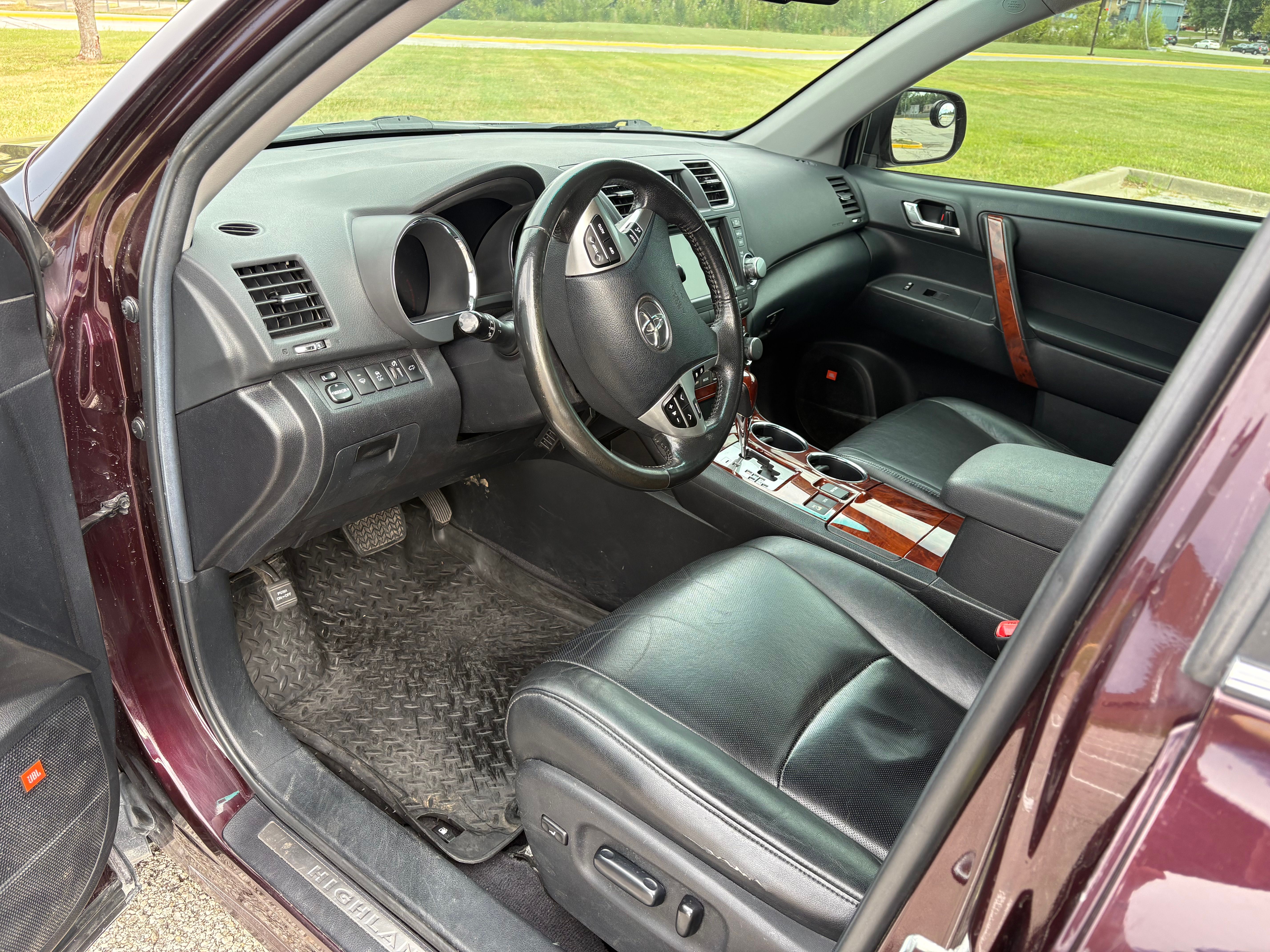 Used 2011 Toyota Highlander Limited w/ Tow Pkg AWD/4WD image 15