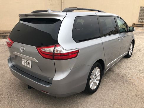 Used 2016 Toyota Sienna Limited Premium image 6
