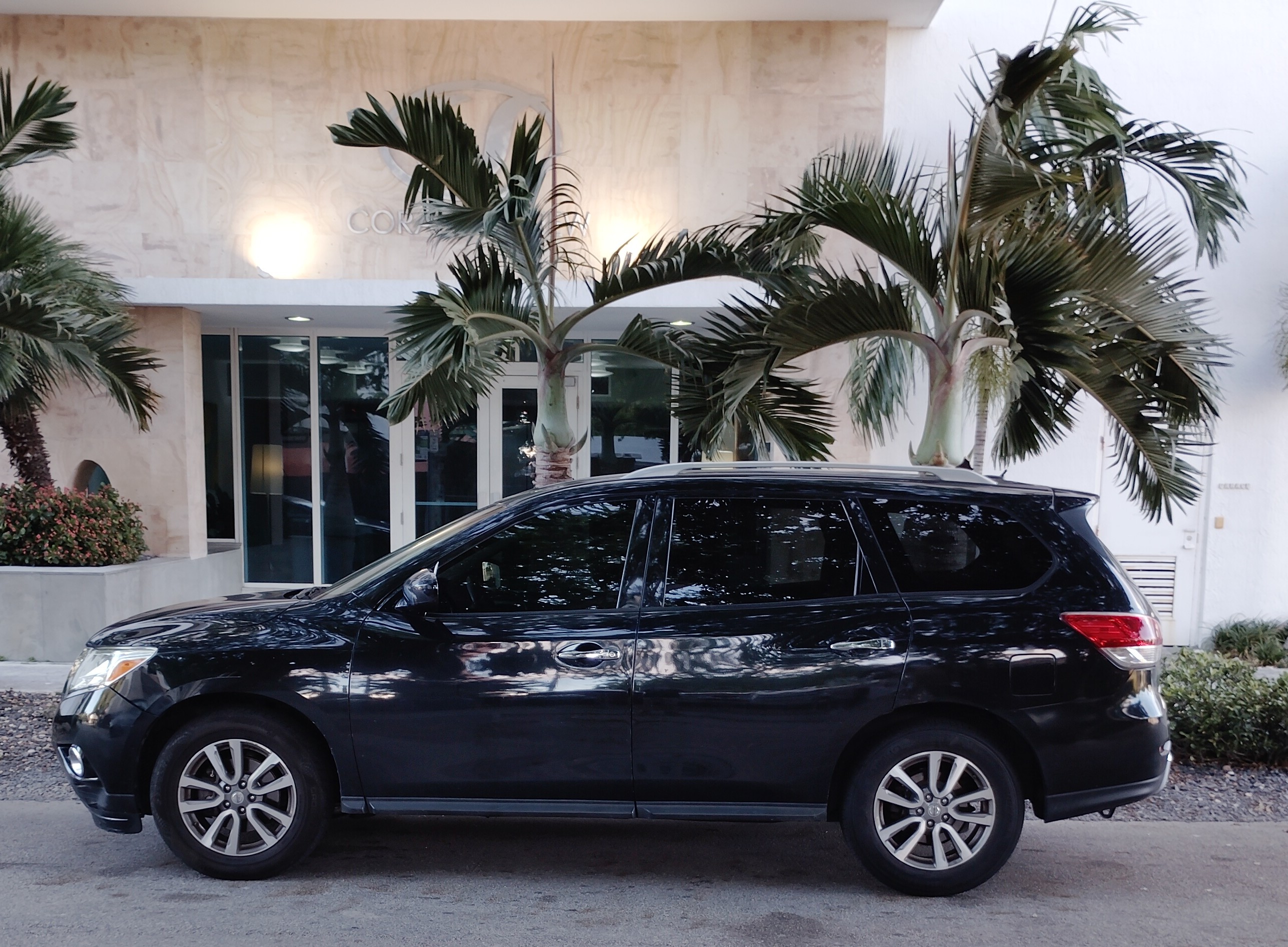 Used 2016 Nissan Pathfinder SV FWD image 2