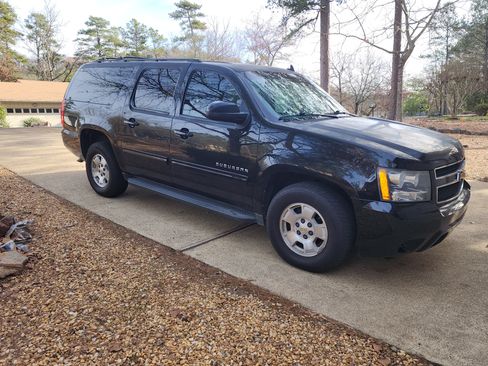 Used 2014 Chevrolet Suburban LT image 2