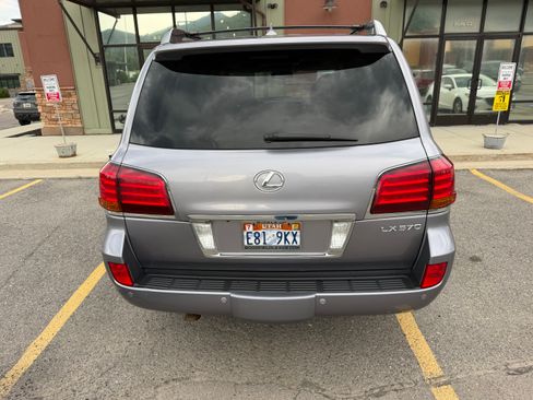 Used 2011 Lexus LX 570 4WD w/ Luxury Pkg image 4