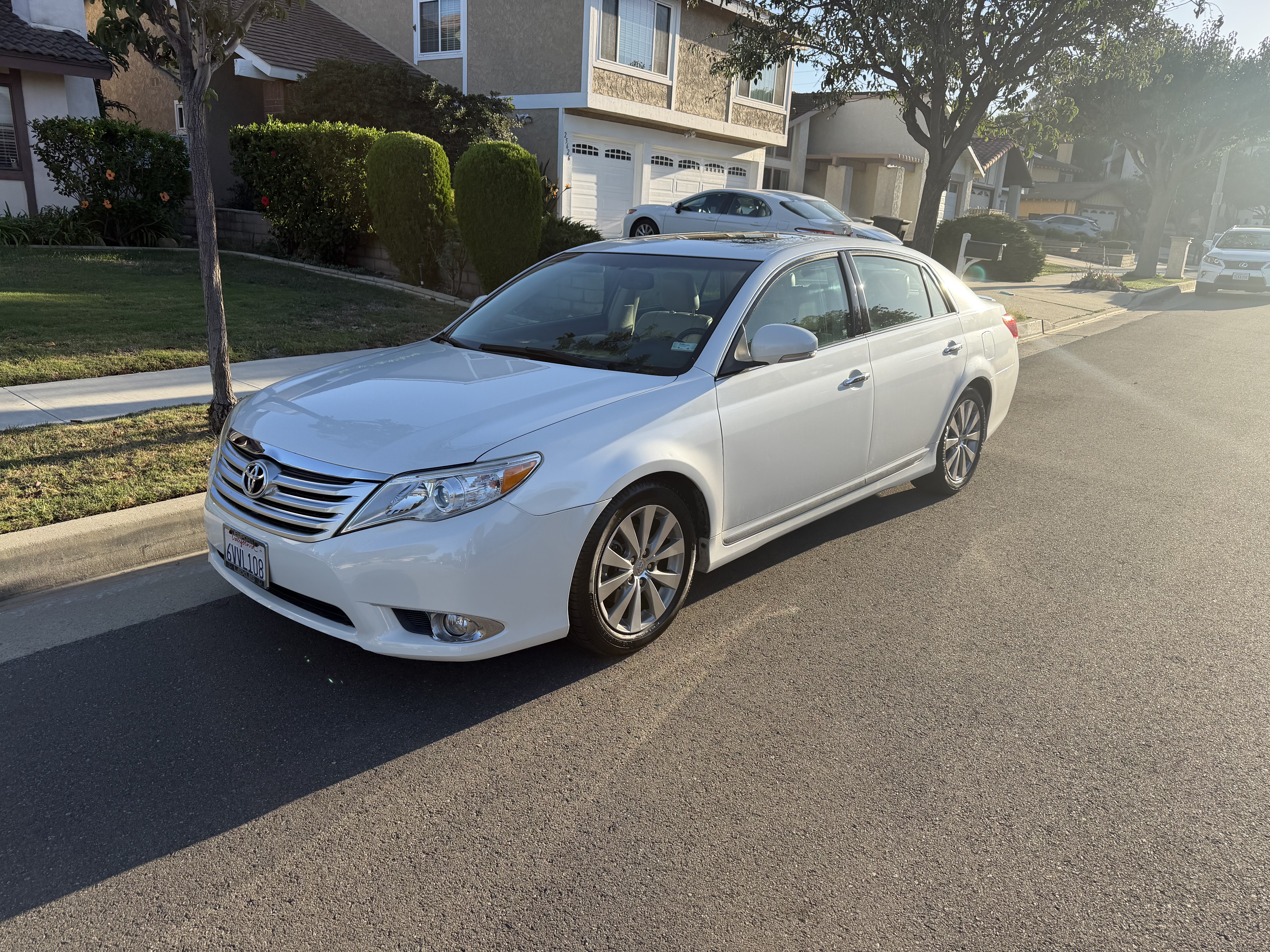 Used 2012 Toyota Avalon Limited FWD image 2
