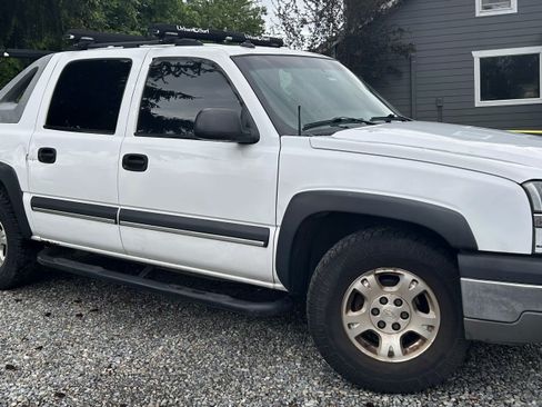 Used 2003 Chevrolet Avalanche 4x4 w/ Suspension Package, Off-Road image 2