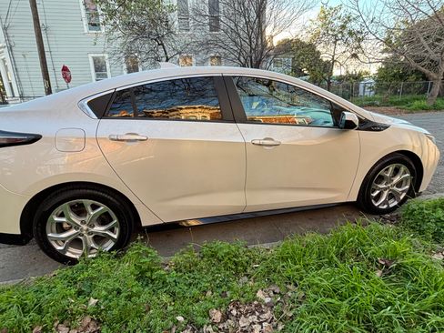 Used 2016 Chevrolet Volt Premier w/ Driver Confidence Package image 11