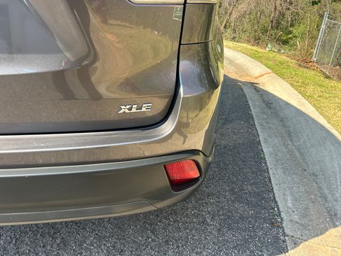 Used 2014 Toyota Highlander XLE image 5