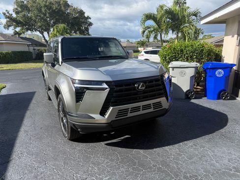Used 2025 Lexus GX 550 image 2