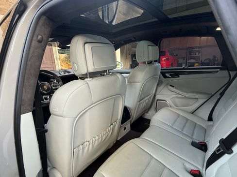 Used 2020 Porsche Macan Turbo image 20