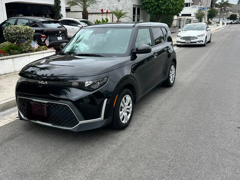 Used 2023 Kia Soul LX FWD image 2